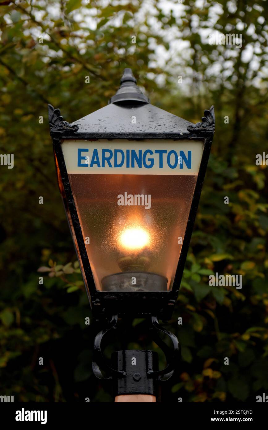 Alte historische Öllampe mit Bahnhofsname in Eardington Station, Severn Valley Heritage Railway, Shropshire, der einzige britische Bahnhof mit Ölbeleuchtung Stockfoto
