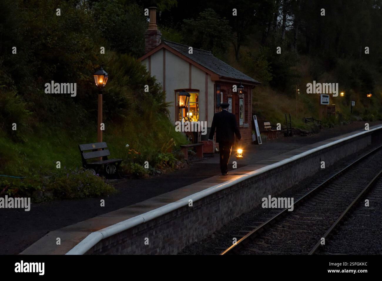 Freiwillige Mitarbeiter der Station zündeten Vintage-Öllampen an der Eardington Station, Severn Valley Heritage Railway, Shropshire, an, der einzigen britischen Station, die mit Öllampen beleuchtet ist Stockfoto