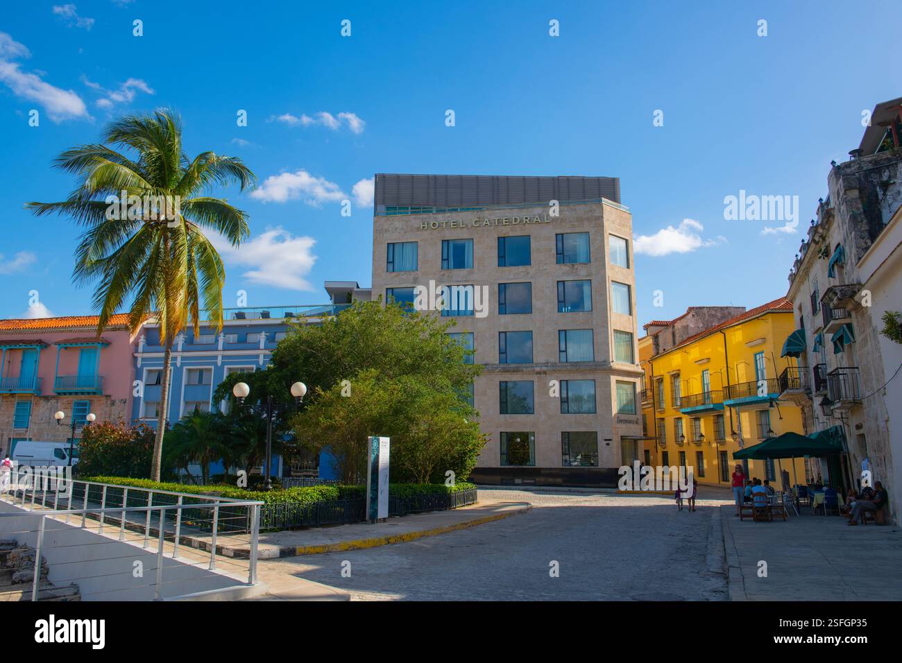Hotel Catedral in der Calle Empedrado Street in Old Havana (La Habana Vieja), Kuba. Das alte Havanna gehört zum Weltkulturerbe. Stockfoto