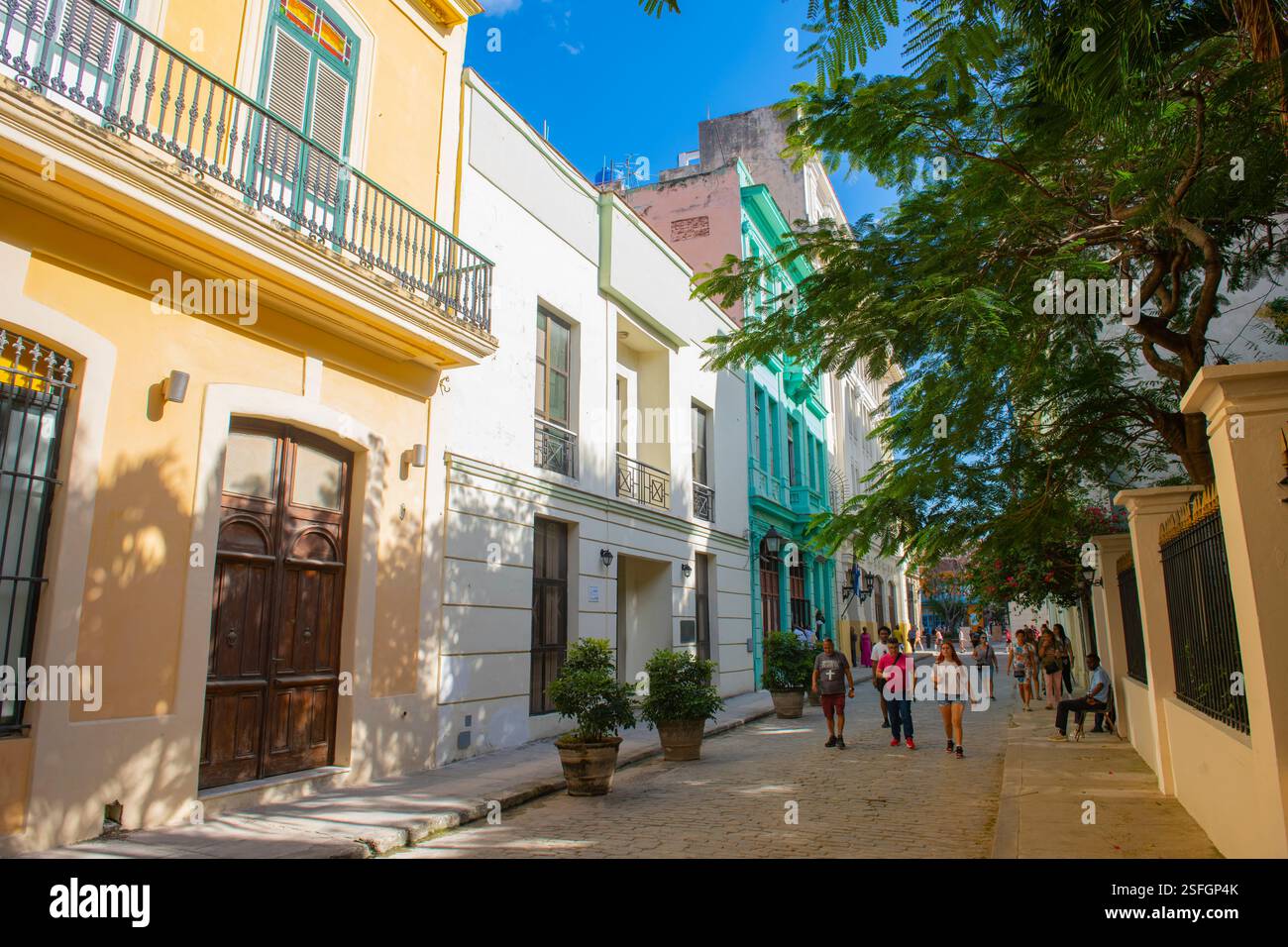 Historische Gebäude an der Calle Mercaderes Street in der Nähe der Plaza Central de la Habana in Old Havana (La Habana Vieja), Kuba. Old Havanna ist ein Weltkulturerbe Si Stockfoto