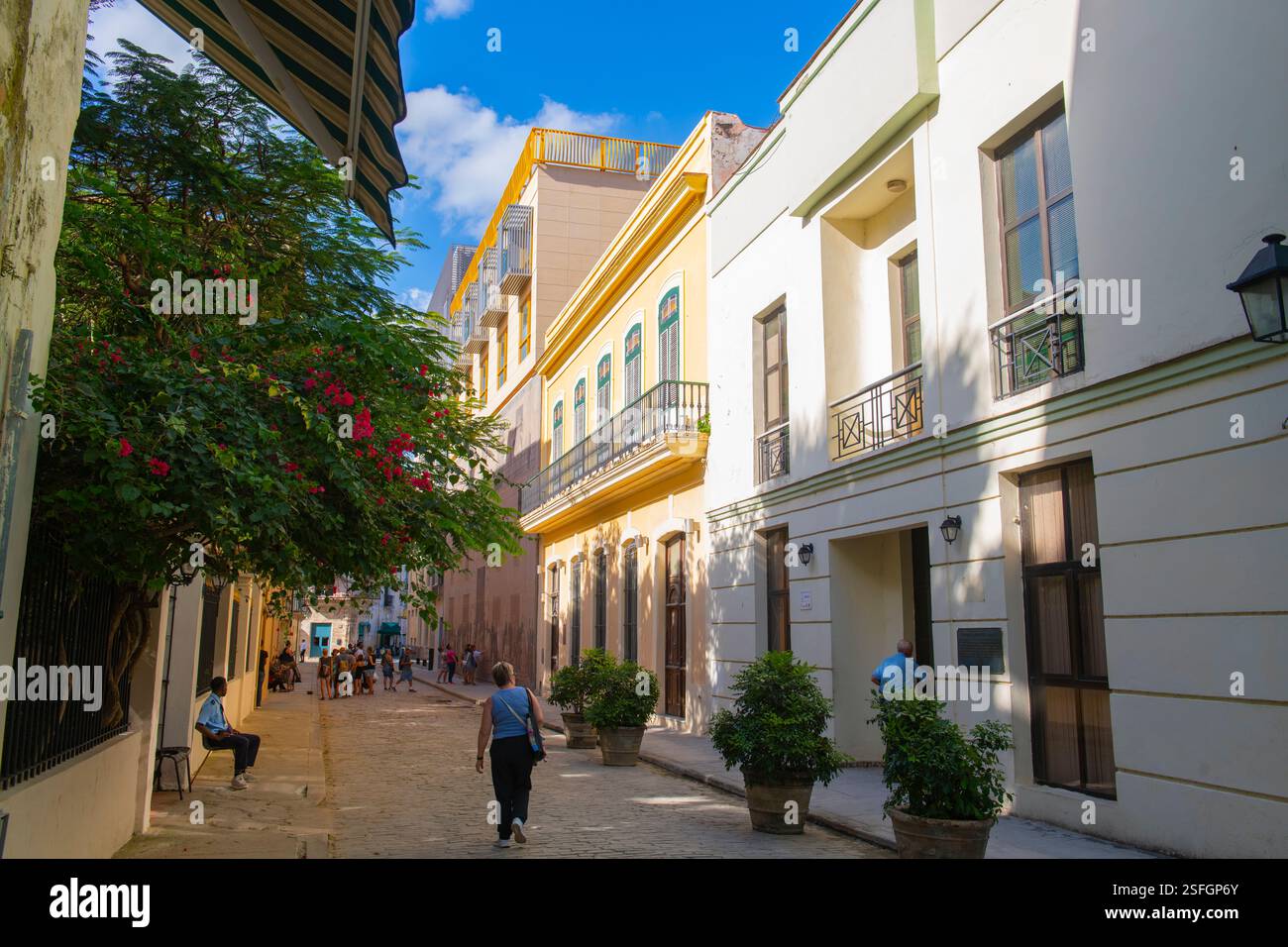 Historische Gebäude an der Calle Mercaderes Street in der Nähe der Plaza Central de la Habana in Old Havana (La Habana Vieja), Kuba. Old Havanna ist ein Weltkulturerbe Si Stockfoto