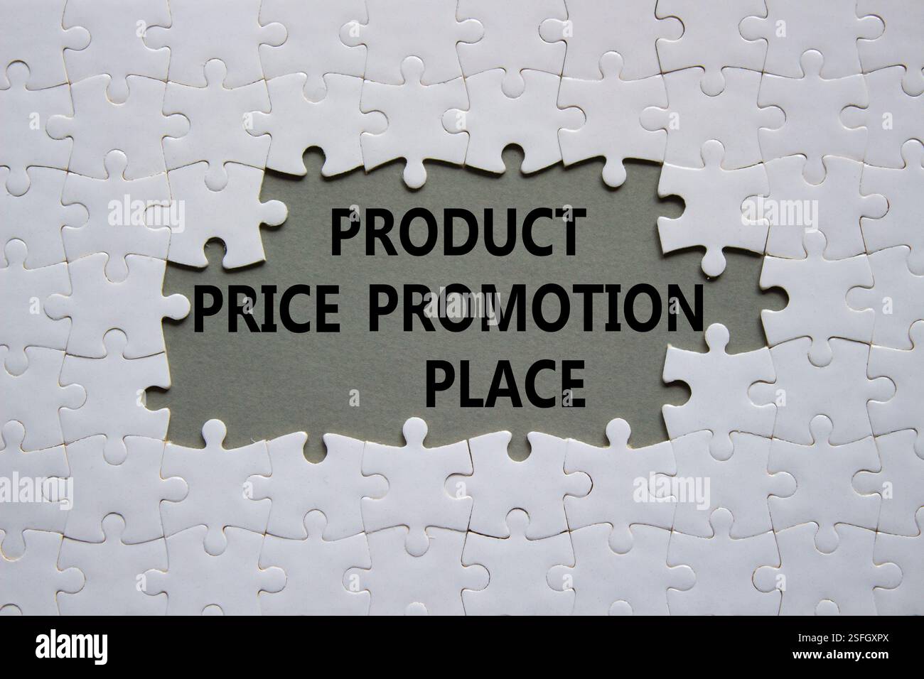 Symbol für Produktpreis Promotion-Ort. Weißes Puzzle mit den Worten Product Price Promotion Place. Schöner grauer Hintergrund. Geschäftskonzept. Kopierbereich. Stockfoto