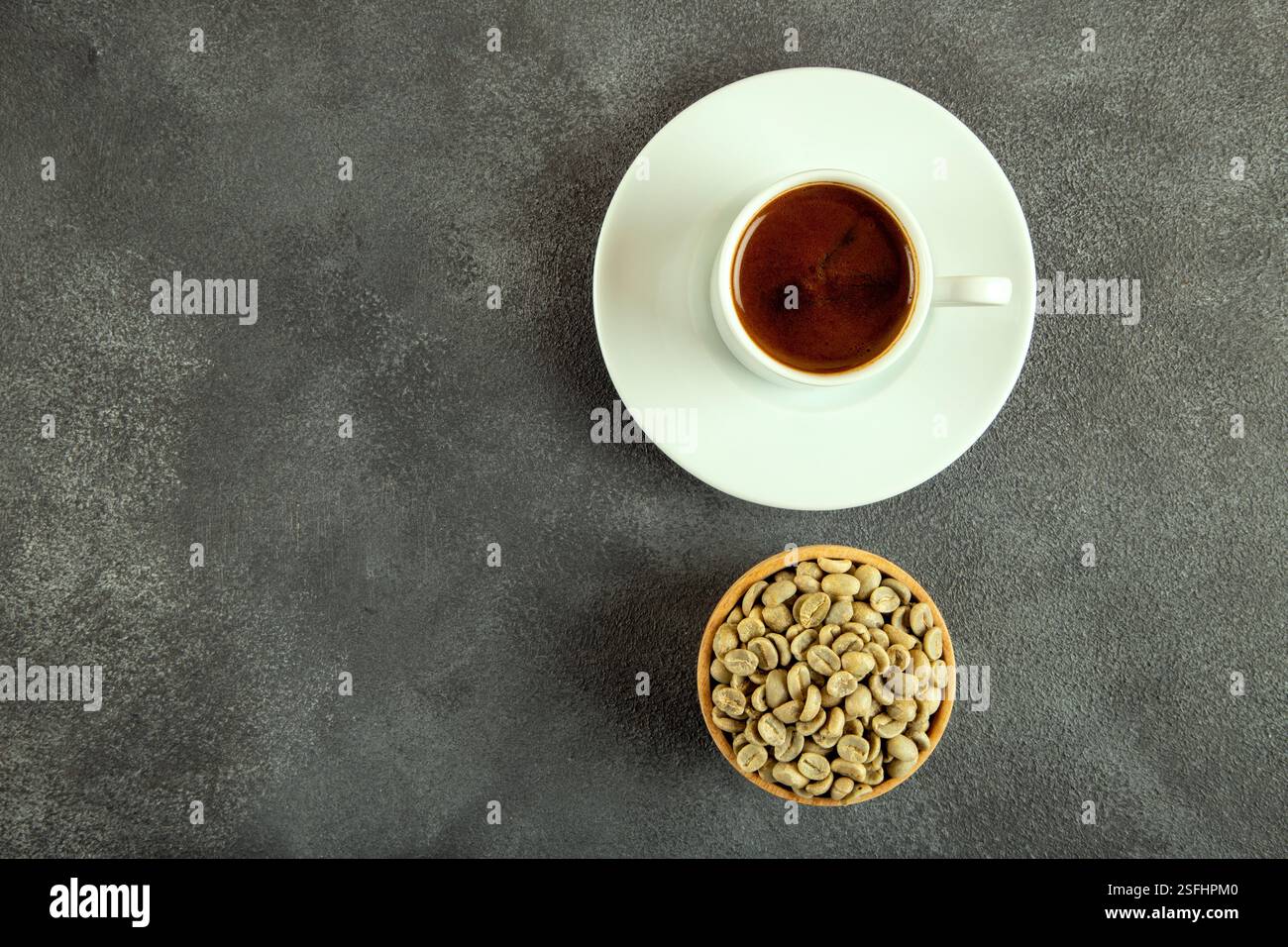 Eine Tasse türkischer Kaffee mit grünen Kaffeebohnen Stockfoto