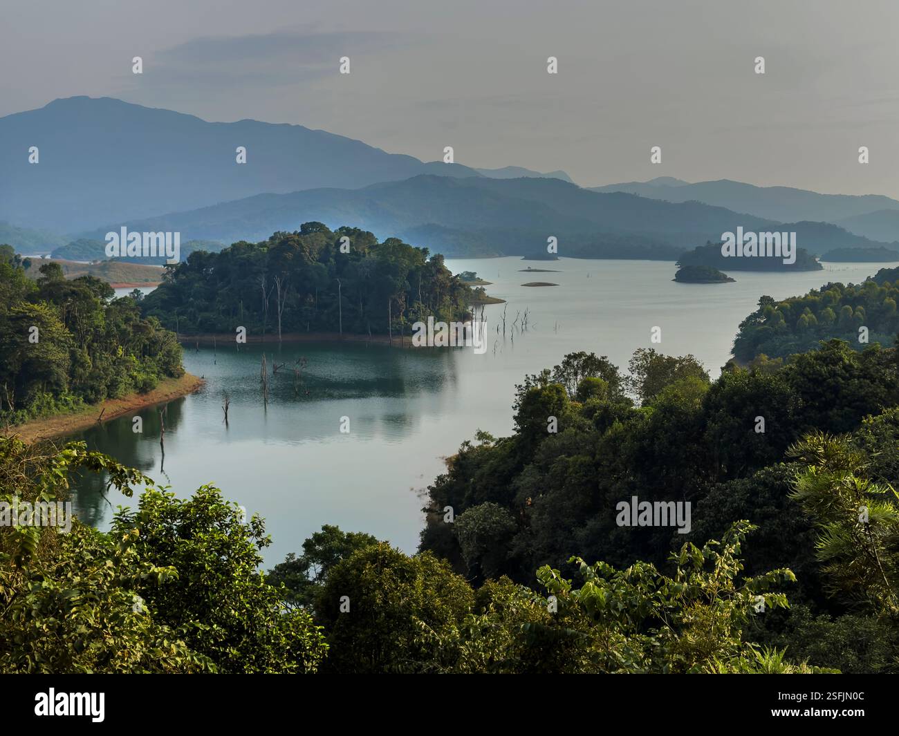 Blick auf den Banasura Sagar Lake von unserer B alcony im Silver Green Resort im Wayanad District - Kerala, Indien Stockfoto