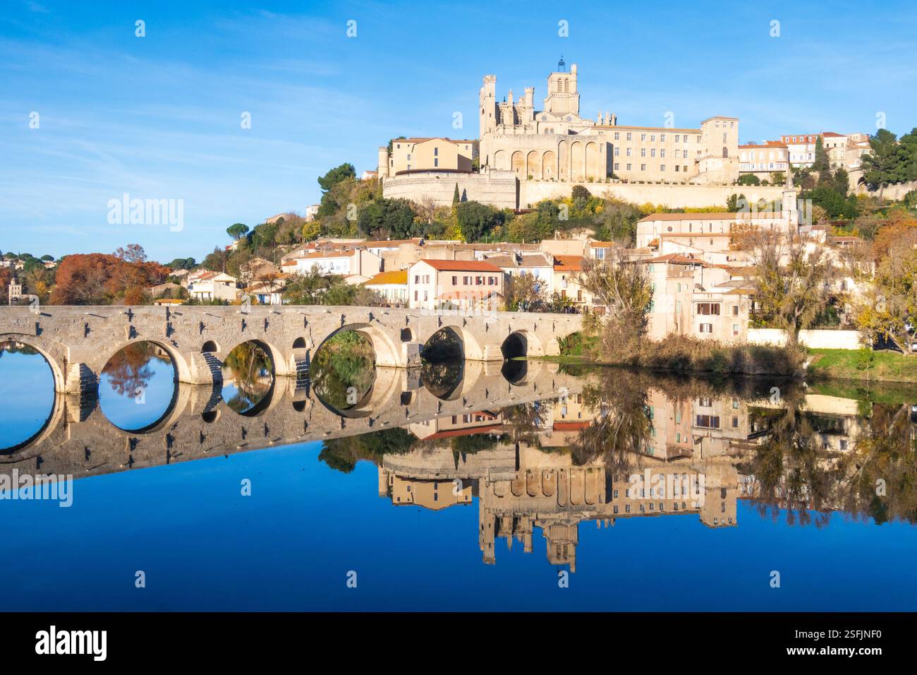 Alte Brücke und Kathedrale Saint Nazaire am Fluss Orb in Beziers, Occitanie, Frankreich Stockfoto