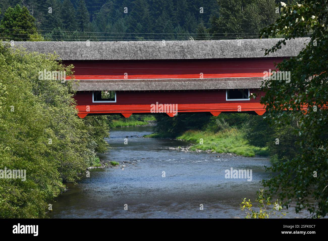 Die Office Covered Bridge erstreckt sich über den Willamette River in Oregon und ist die längste im Bundesstaat. Es ist aus rotem Holz und hat einen überdachten Fußgänger-Walkw Stockfoto