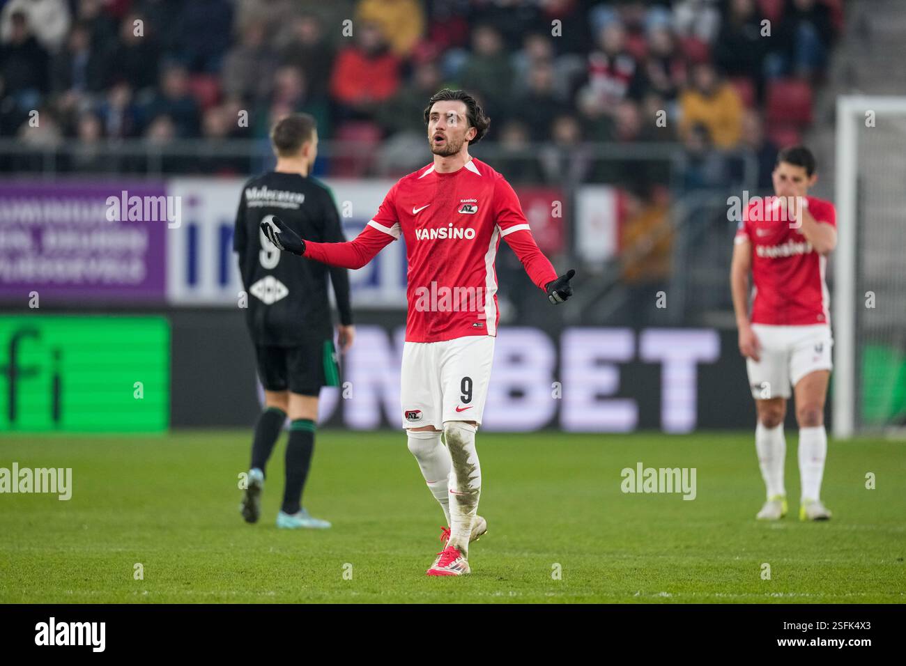 Alkmaar, Niederlande. Februar 2025. ALKMAAR, NIEDERLANDE - 9. FEBRUAR: Troy Parrott von AZ beschwert sich während eines niederländischen Eredivisie-Spiels zwischen AZ und PEC Zwolle im AFAS-Stadion am 9. Februar 2025 in Alkmaar, Niederlande. (Foto von Ed van de Pol/Orange Pictures) Credit: Orange Pics BV/Alamy Live News Stockfoto