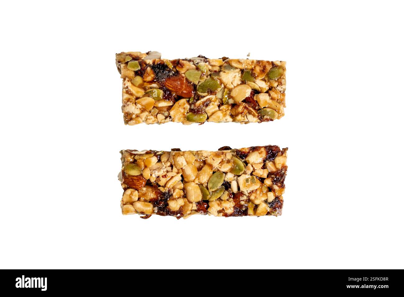 Zwei Müsliriegel auf weißem Hintergrund. Die Stangen bestehen aus Nüssen und Samen. Stockfoto