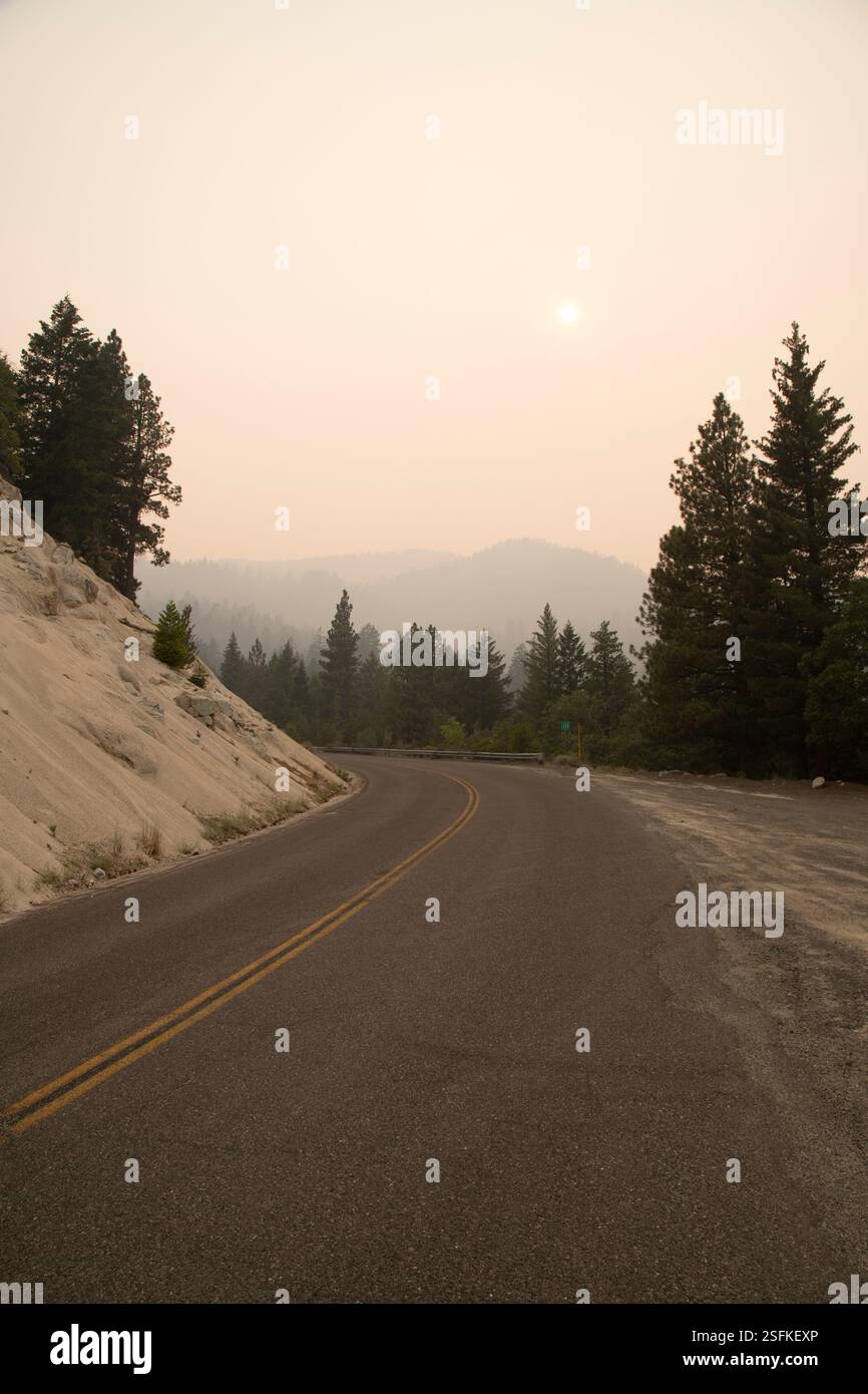 Janesville Grade im Lassen County, Kalifornien, bedeckt mit dickem Rauch des Dixie-Feuers von 2021, mit trüben bewaldeten Bergen im Hintergrund. Stockfoto