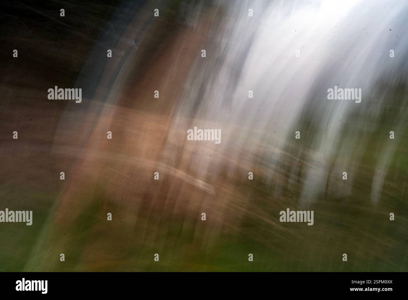Absichtliche Kamerabewegung Hintergrundtechnik mit einer langen Belichtung, um einen abstrakten Weichfokus zu erzielen, verschwommene Textur, Fotografiebewegungen s Stockfoto