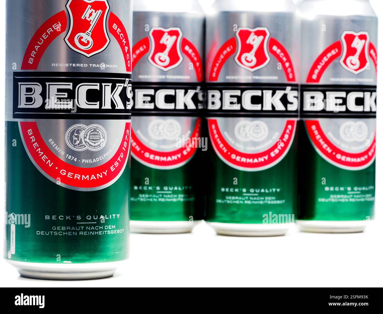 Deutschland - 9. Februar 2025: In dieser Fotoabbildung sind Dosen von Beck's Bier ausgestellt. Stockfoto