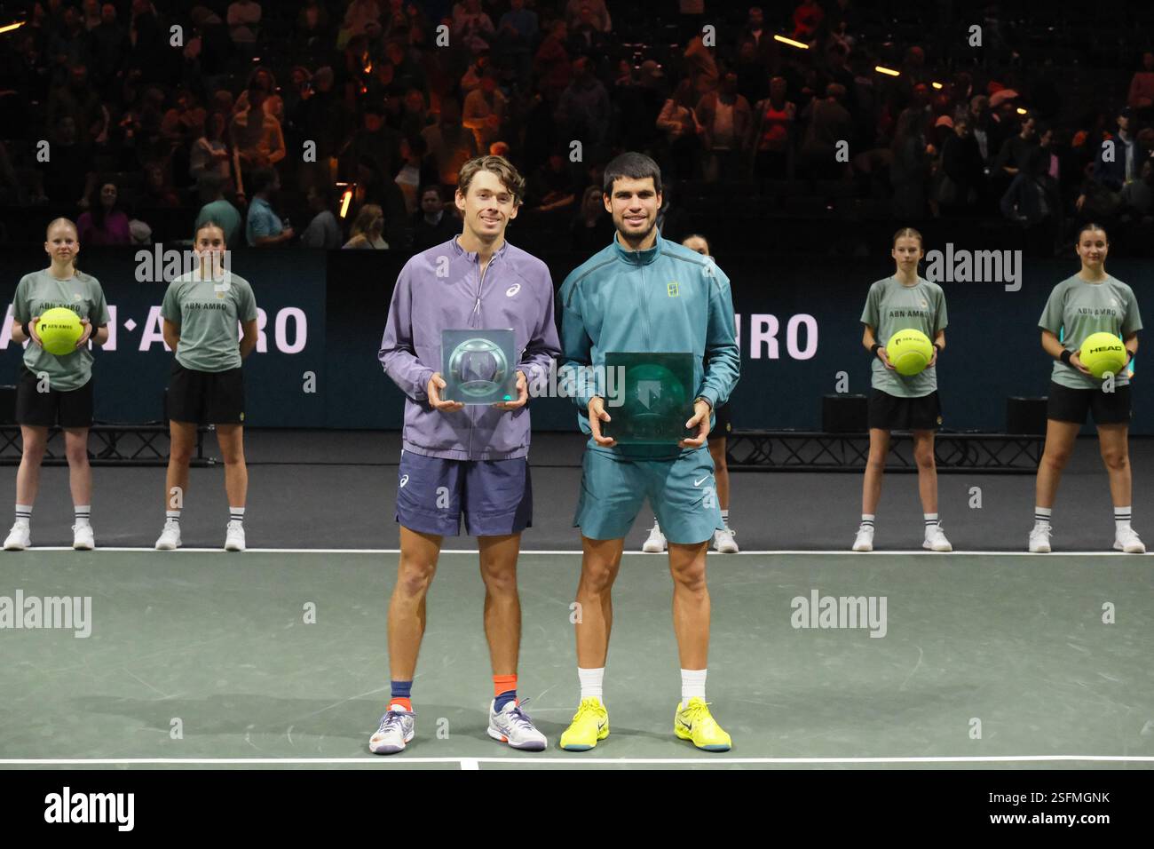 Rotterdam, NL, 09. Februar 2025. ROTTERDAM, NIEDERLANDE - 7. TAG: Carlos Alcaraz (es) und Alex de Minaur (AU) während der Zeremonie des Finales der ABN AMRO ERÖFFNEN ATP500 in der Ahoy Arena am 9. Februar 2025 in Rotterdam, Niederlande. (Foto: Carlo Casalini) Credit: Carlo Casalini/Alamy Live News Stockfoto
