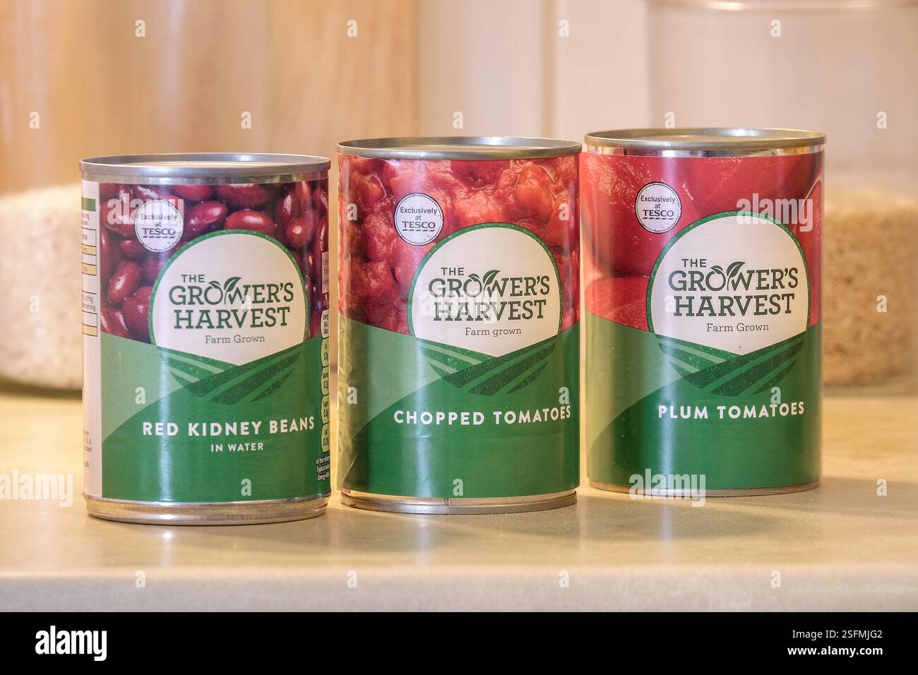 Dosen der Grower's Harvest Budget-Reihe von Lebensmitteln von Tesco. Stockfoto