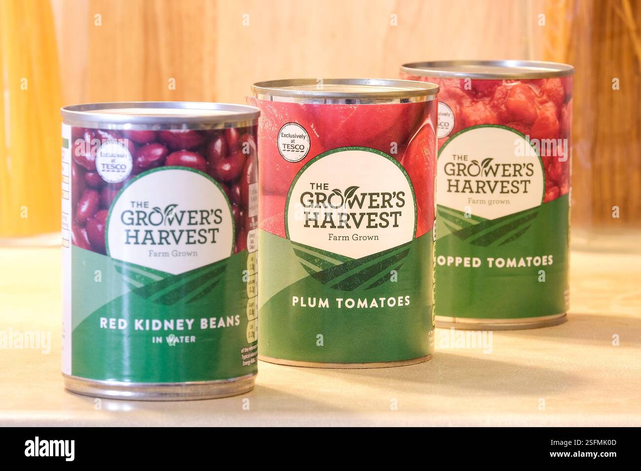 Dosen der Grower's Harvest Budget-Reihe von Lebensmitteln von Tesco. Stockfoto