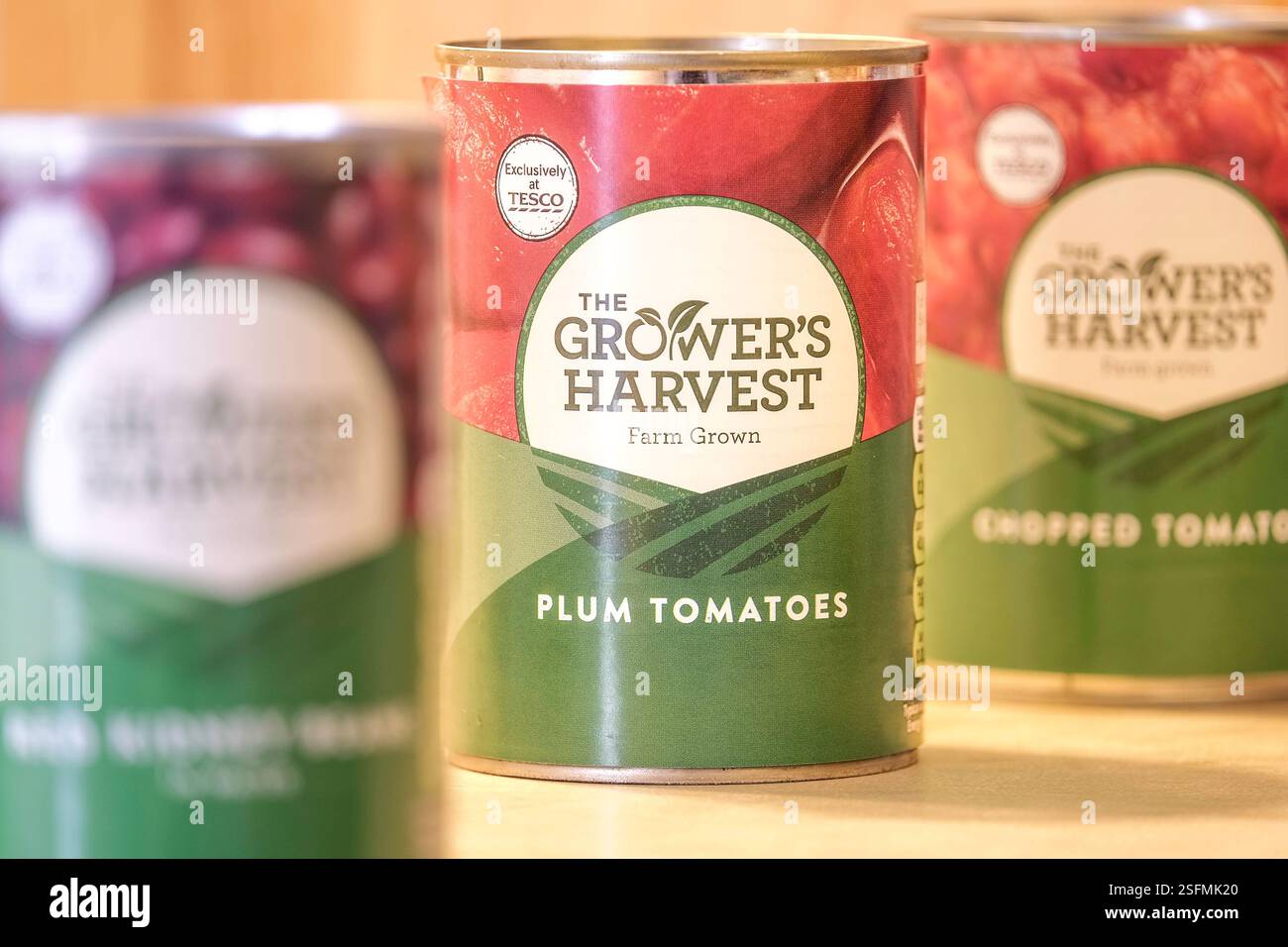 Dosen der Grower's Harvest Budget-Reihe von Lebensmitteln von Tesco. Stockfoto