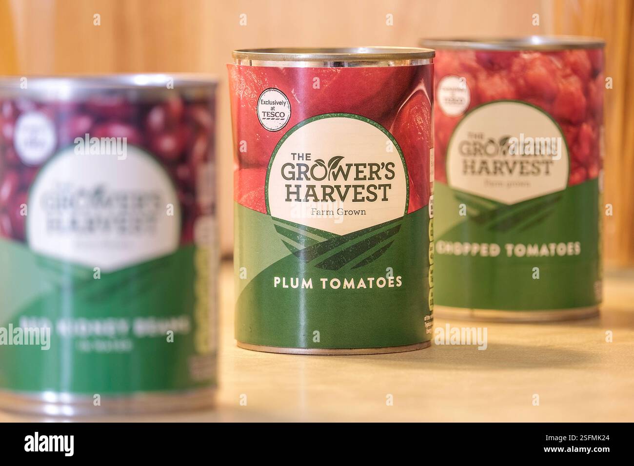 Dosen der Grower's Harvest Budget-Reihe von Lebensmitteln von Tesco. Stockfoto