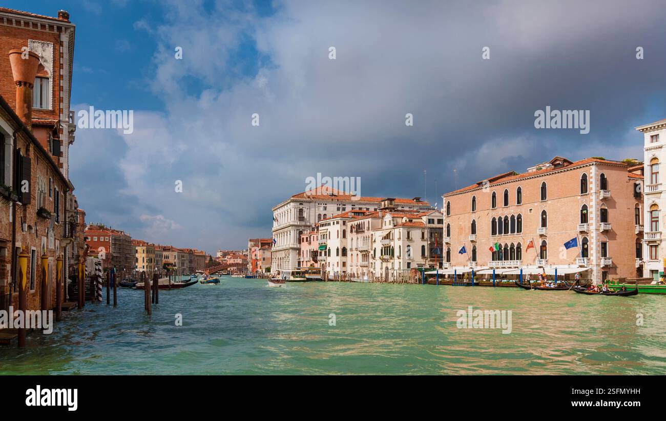 Stadtleben in Venedig. Blick auf den Canal Grande mit Gondeln Stockfoto