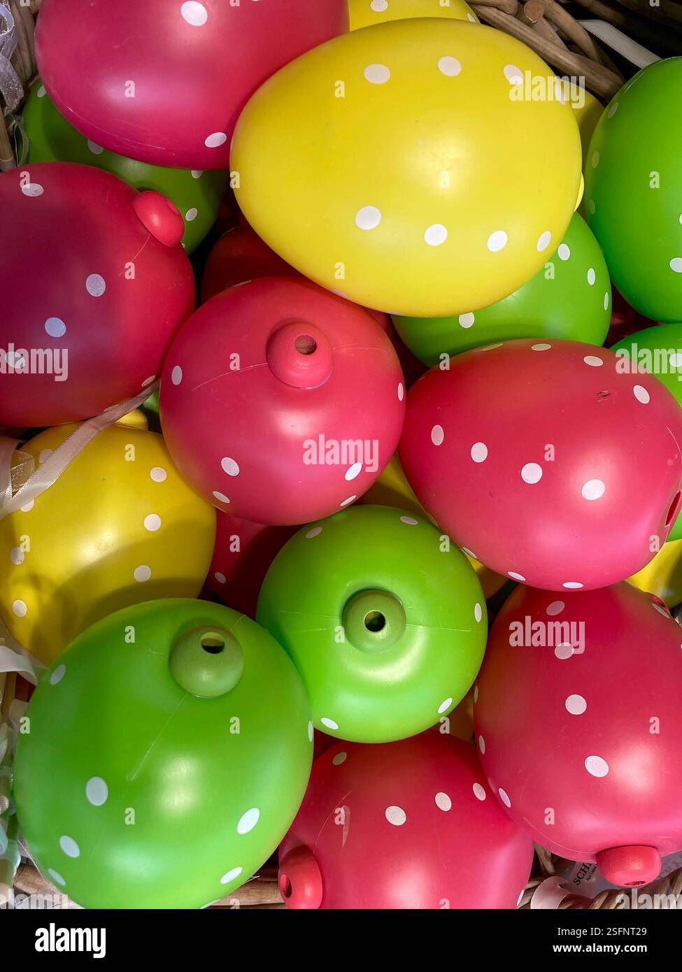 Oster Dekorationen,Osterhasen,Ostereier,österliche Figuren,schmücken,Karsamstag,Karfreitag,Ostersonntag,Ostermontag,fotografiert am 08.02.2025. Die Fotos sind nur für jornalistische-redaktionelle Zwecke verwendbar Â *** Osterdekorationen, Osterhasen, Ostereier, Osterfiguren, Dekorieren, Karsamstag, Karfreitag, Ostersonntag, Ostermontag, fotografiert am 08 02 2025 die Fotos dürfen nur für journalistische redaktionelle Zwecke verwendet werden Â Stockfoto