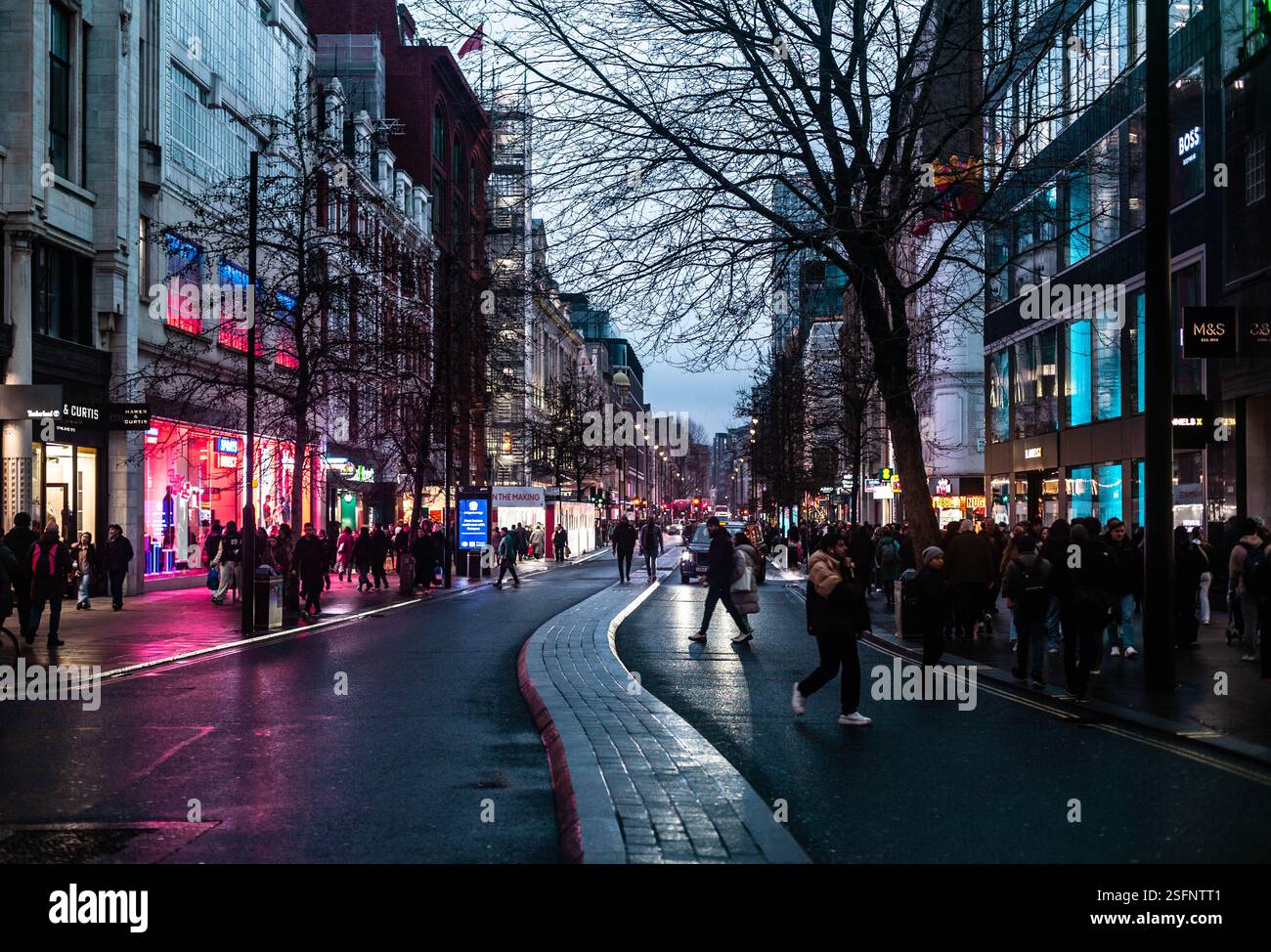 Oxford Street in der Abenddämmerung, London, England, Großbritannien. Stockfoto