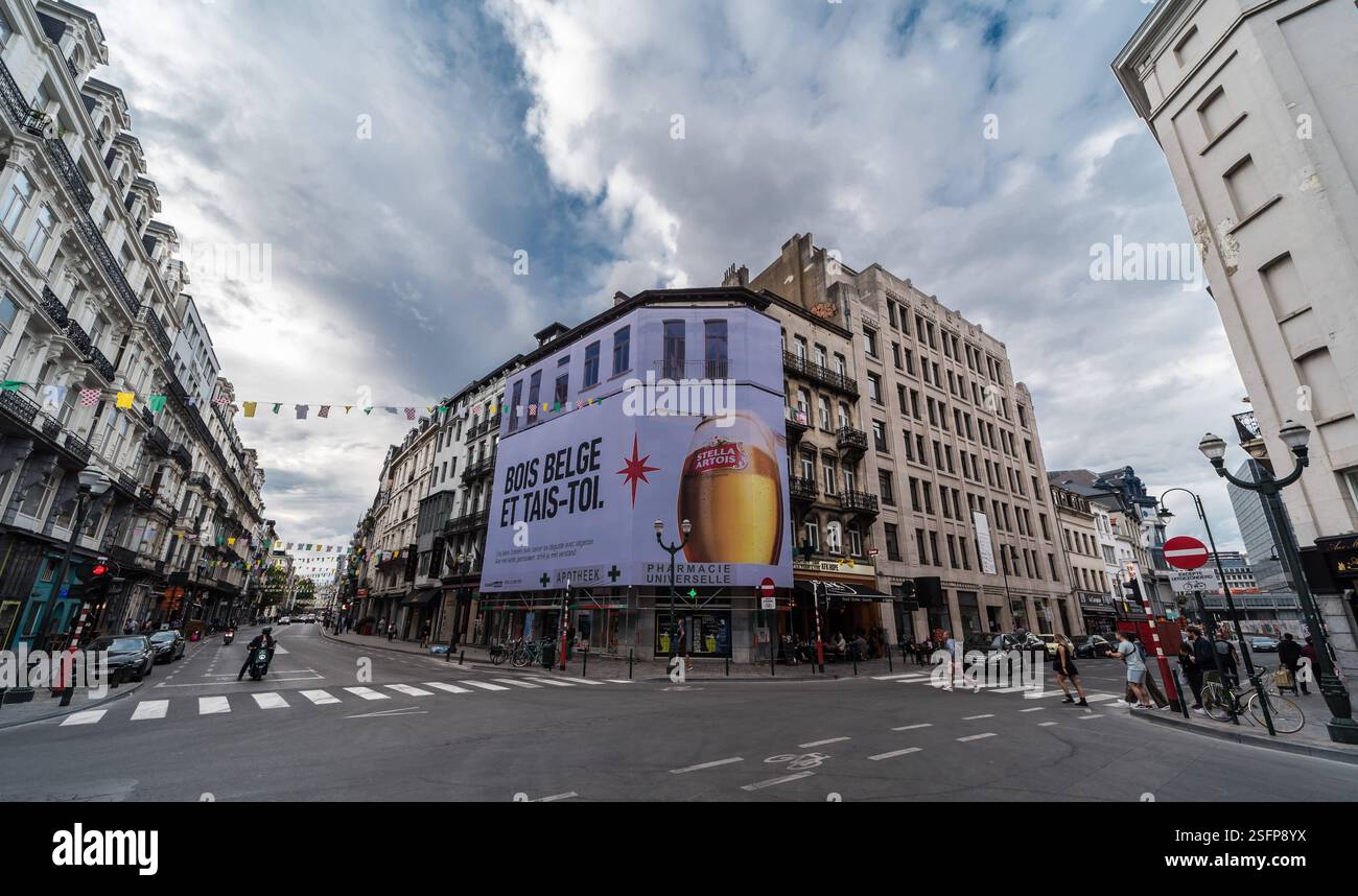 Corss of the Dansaert Avenue mit lebhaften Geschäften und Restaurants und einer großen Stella Artois Plakatwand in der Altstadt von Brüssel, Belgien. 18. Juli 2019 Stockfoto