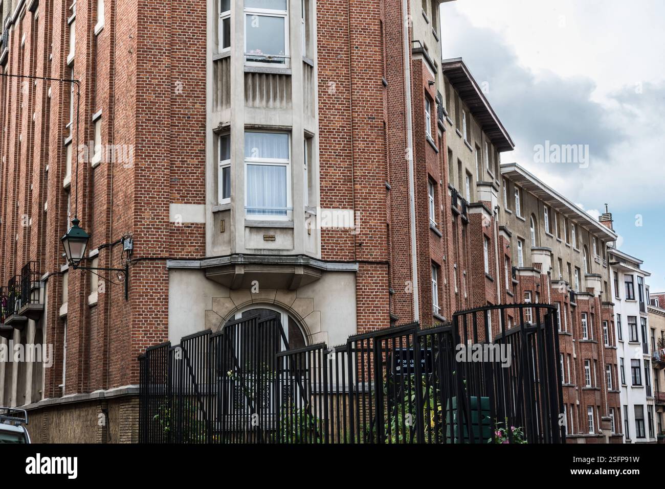 Saint-Gilles, Region Brüssel-Hauptstadt - Belgien - 09 07 2019 gebogene Reihe von Sozialwohnungen Stockfoto