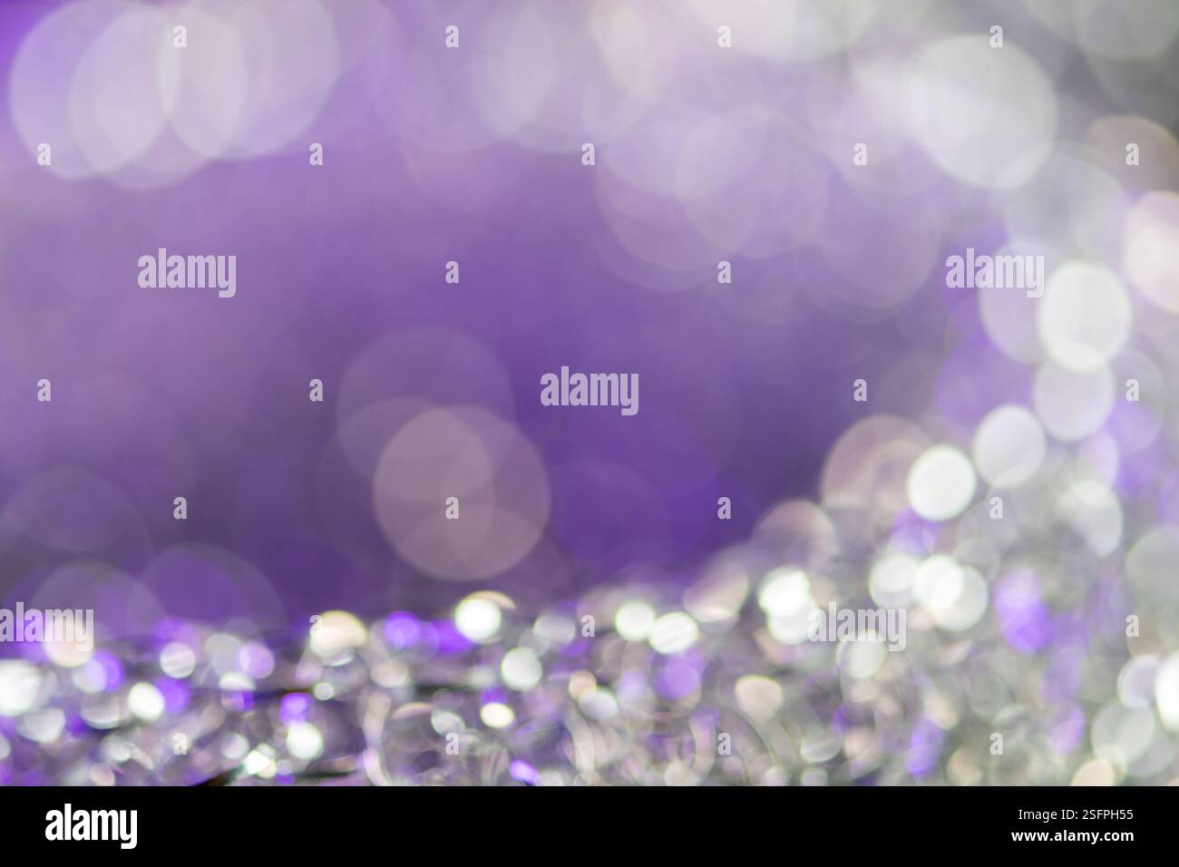 Foto eines abstrakten Hintergrunds mit Bokeh aus farbigen Lichtern, sanften Lichtschattierungen und lebhaften Reflexionen. Magische und suggestive Atmosphäre. Stockfoto