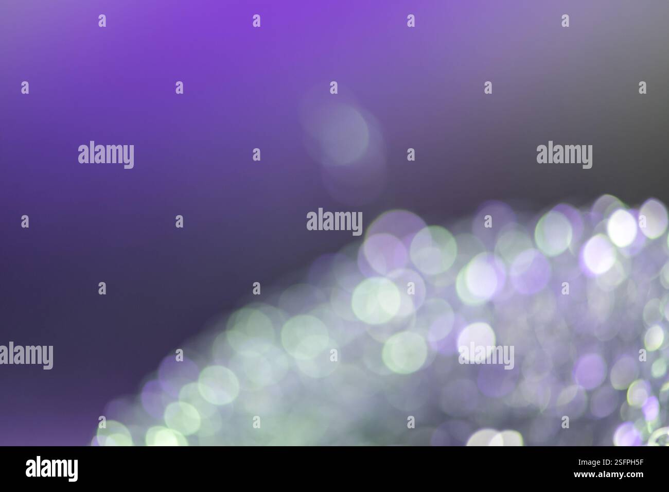 Foto eines abstrakten Hintergrunds mit Bokeh aus farbigen Lichtern, sanften Lichtschattierungen und lebhaften Reflexionen. Magische und suggestive Atmosphäre. Stockfoto