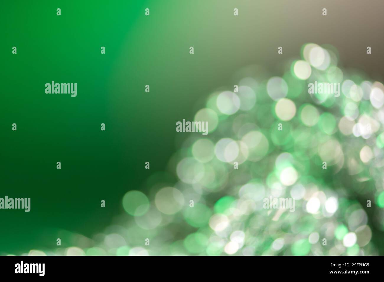 Foto eines abstrakten Hintergrunds mit Bokeh aus farbigen Lichtern, sanften Lichtschattierungen und lebhaften Reflexionen. Magische und suggestive Atmosphäre. Stockfoto
