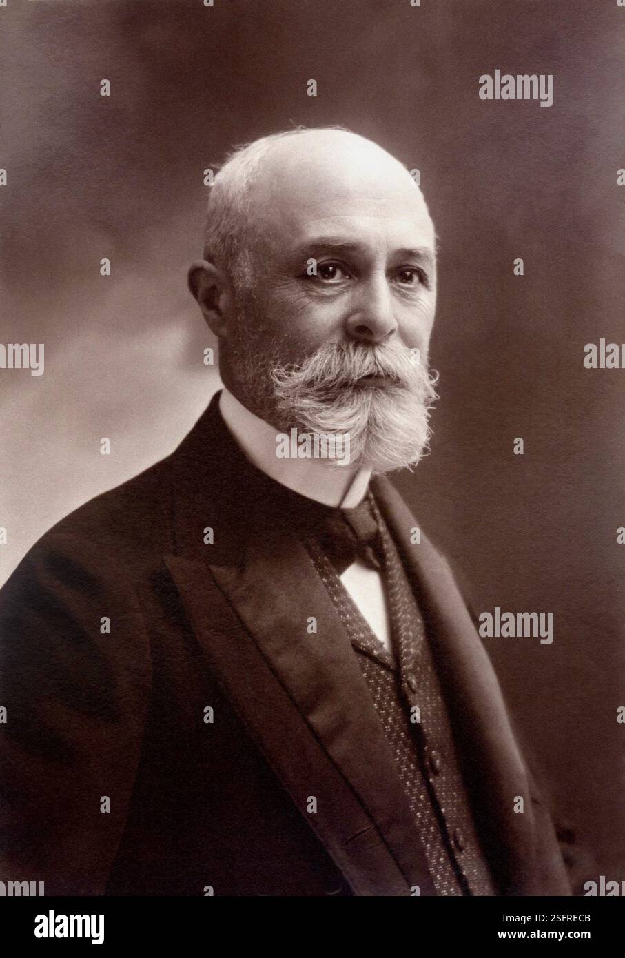 1903 c, FRANKREICH : der französische Physiker Antoine HENRI BECQUEREL ( 1852–1908). PHYSIK NOBELPREISTRÄGER 1903 mit PIERRE und MARIE CURIE für grundlegende Ergebnisse bei der Erforschung der RADIOAKTIVITÄT . Foto von Paul NADAR , Paris . - Radioattività - GESCHICHTE - Foto STORICHE - TEORIA QUANTICA - DEI QUANTI - FISICA - FISICO - SCIENZA - WISSENSCHAFT - PREMIO NOBEL - Porträt - ritratto - Bart - barba - papillon - Krawattenschleife - Cravatta - ARCHIVIO GBB Stockfoto