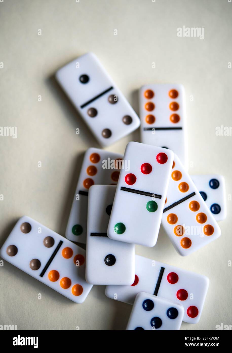 Stillleben von Domino-Spielstücken Stockfoto
