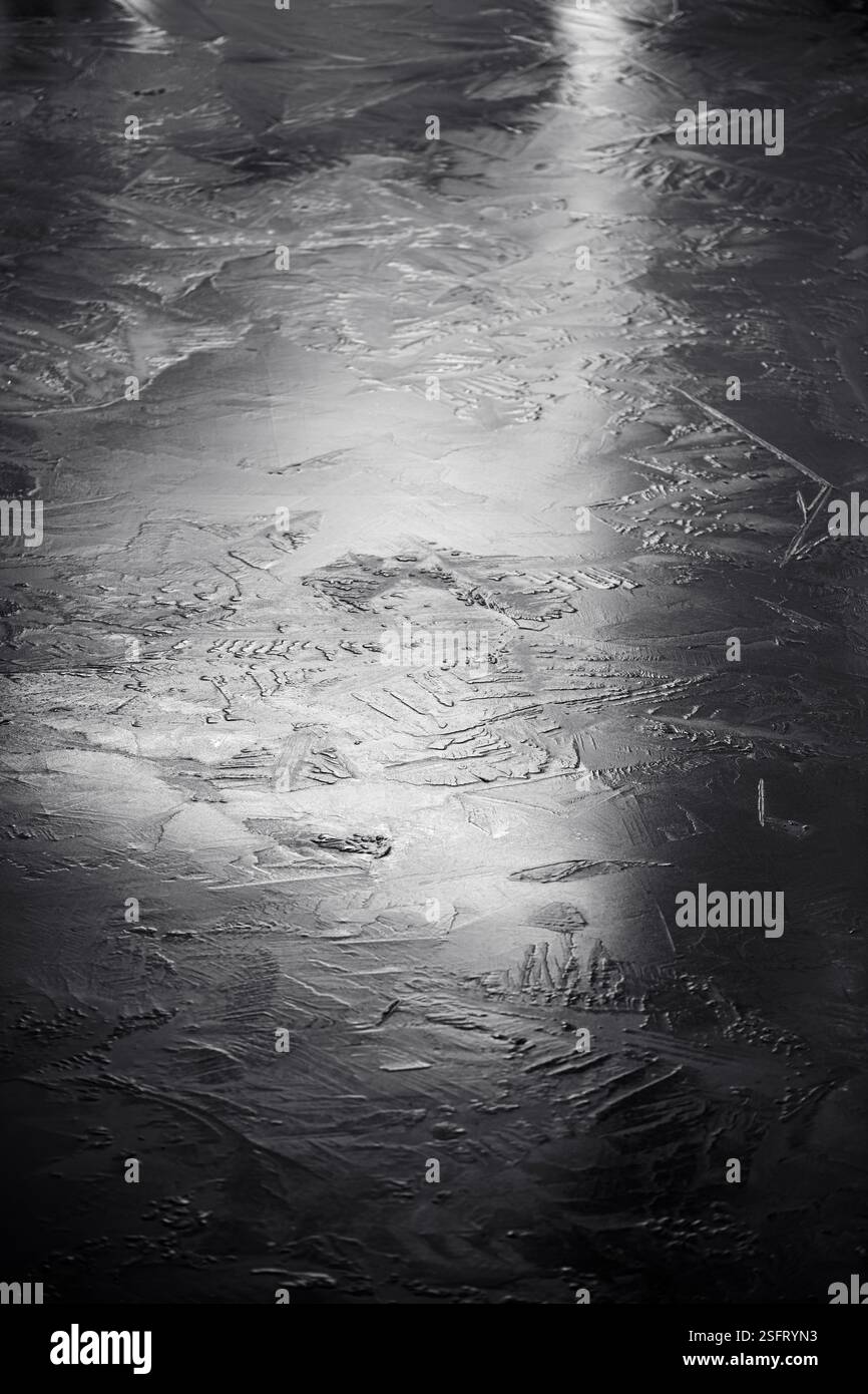 Detail des gefrorenen Wassers in einem See Stockfoto