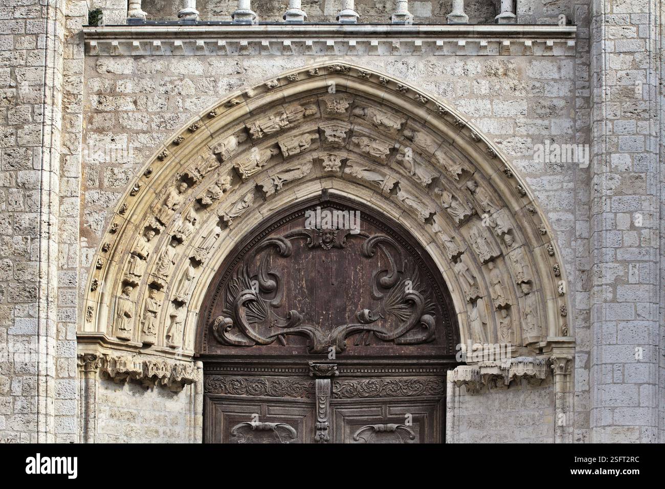 Nahaufnahme des kunstvollen Steinbogens und der Holztür in Blois, Frankreich. Stockfoto