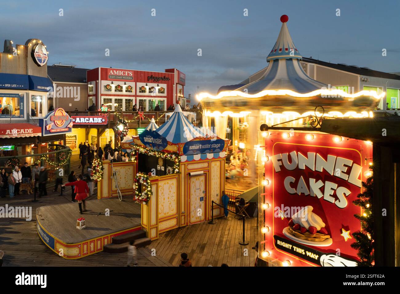 Fisherman's Wharf, San Francisco. Ein Karussell, Imbissstände (einschließlich Trichterkuchen) und Geschäfte sind nachts voll. Die Leute genießen das fest Stockfoto
