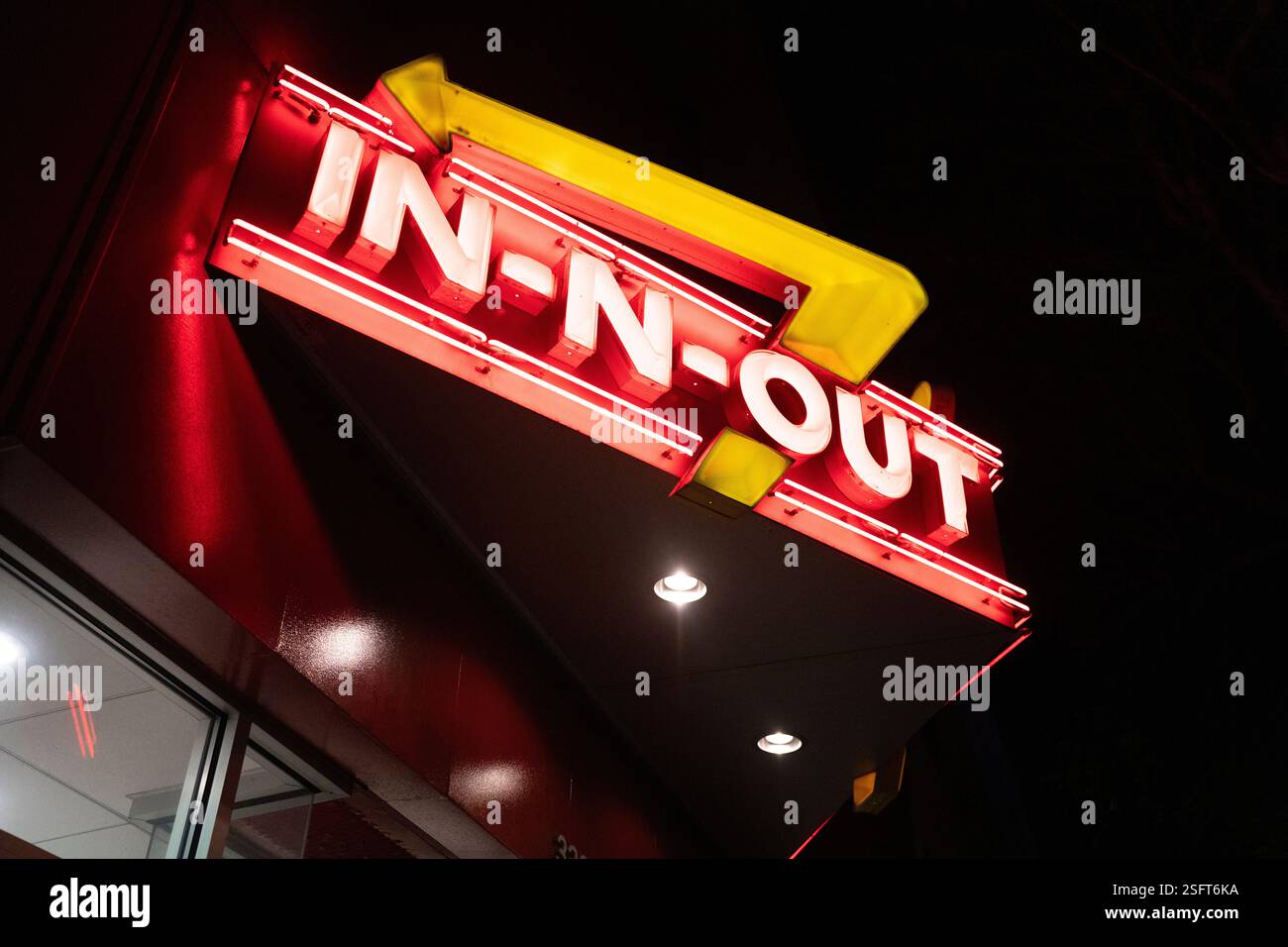 In-N-Out-Burger-Schild, wahrscheinlich in Kalifornien, nachts. Ikonisches Fast-Food-Restaurant. Stockfoto