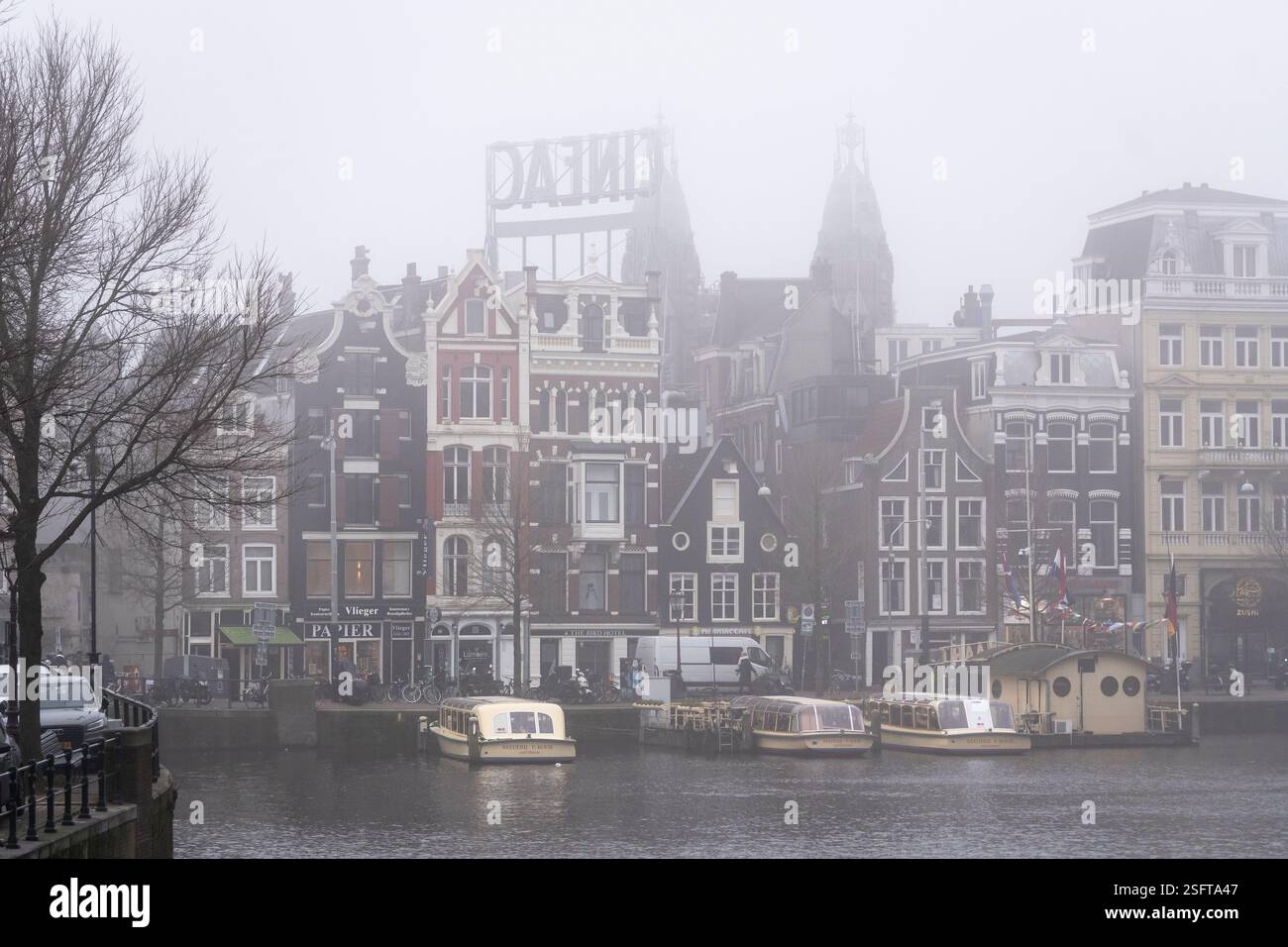 Amsterdam, Niederlande - 21. Januar 2025: Das Zeichen des berühmten Rembrandt-Platzes ist im Winter kaum sichtbar durch den dichten Nebel in Amsterdam Stockfoto