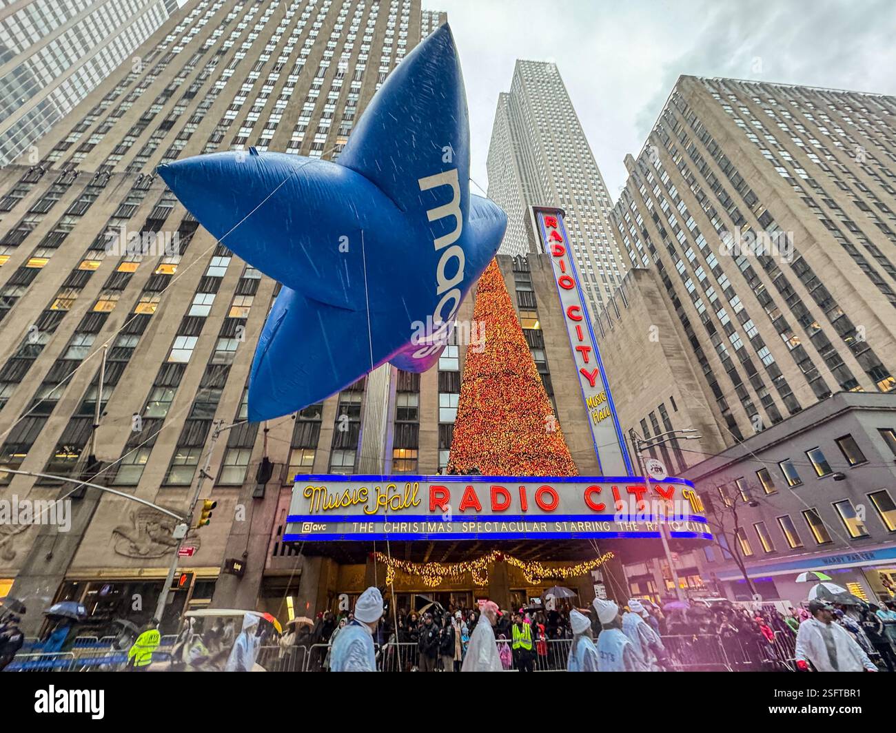 New York, New York, 28. November 2024: Der Ballon Blue and White Macy’s Star gleitet während der jährlichen Thanksgiving Day Parade in New York City entlang der 6th Avenue. Stockfoto