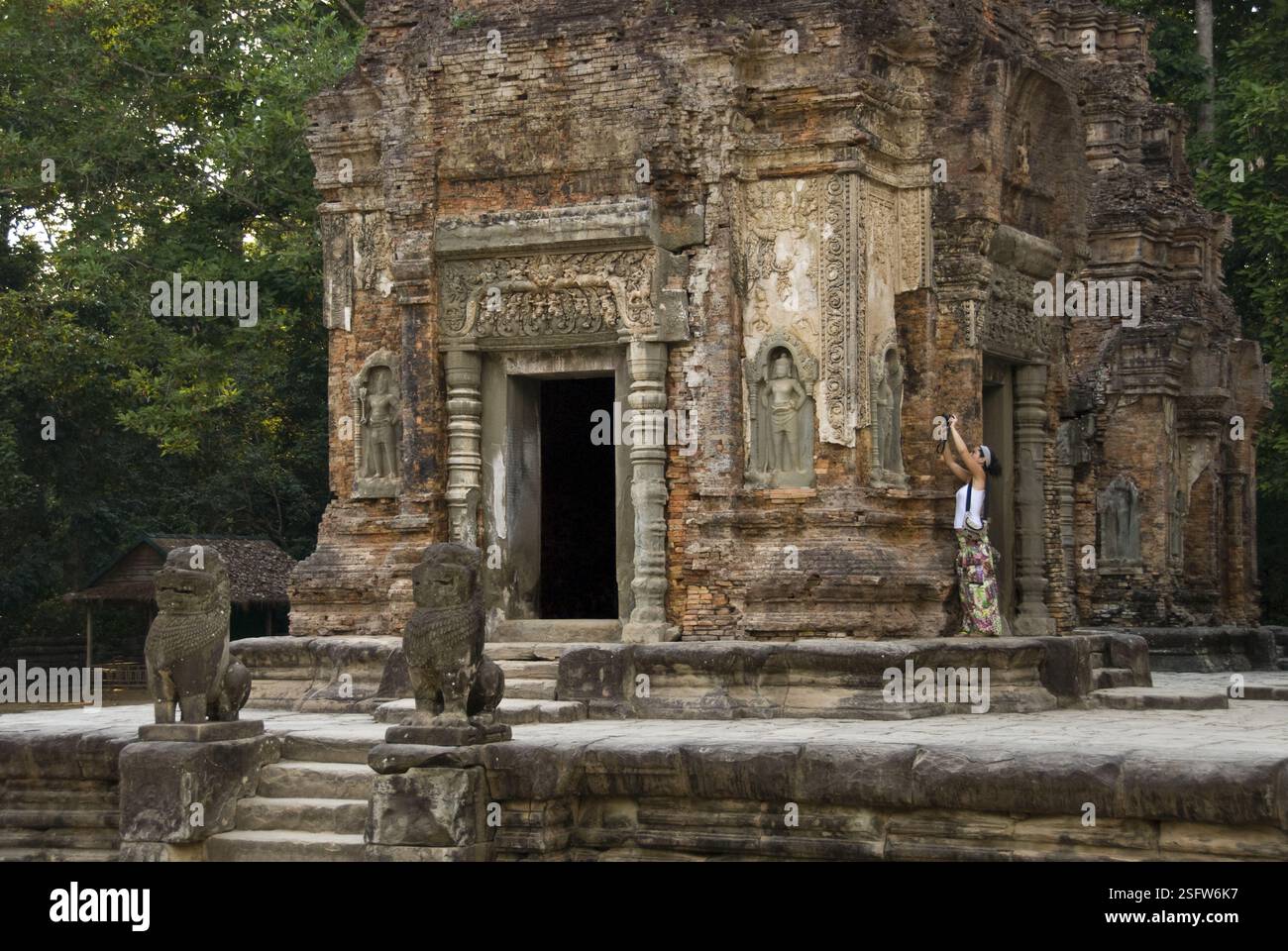 Preah Ko, der erste Tempel, der in Hariharalaya (heute Roluos) in der Nähe der Angkor-Tempel in Kambodscha gebaut wurde. Stockfoto