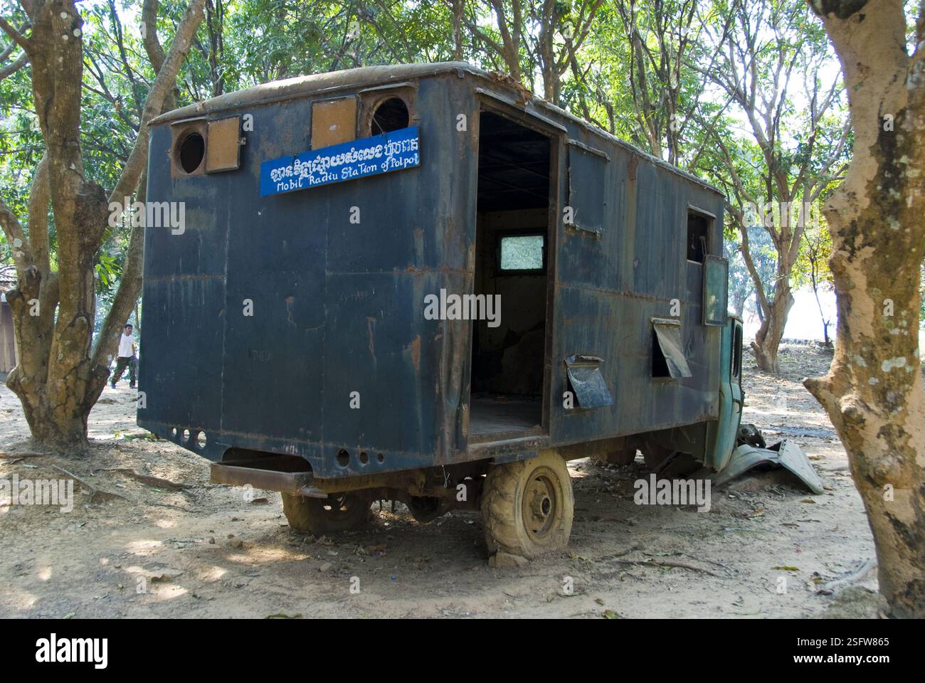 Pol Pots Mobilfunk-Truck im Hof des Hauses von Ta Mok, einem führenden Anführer der Roten Khmer, Anlong Veng, Kambodscha. Stockfoto