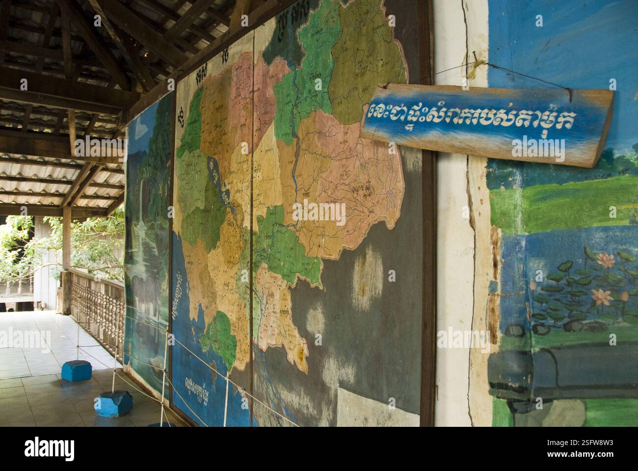 Eine Karte von Kambodscha hängt im Haus von Ta Mok, einem führenden Führer der Roten Khmer, in Anlong Veng, Kambodscha. Stockfoto