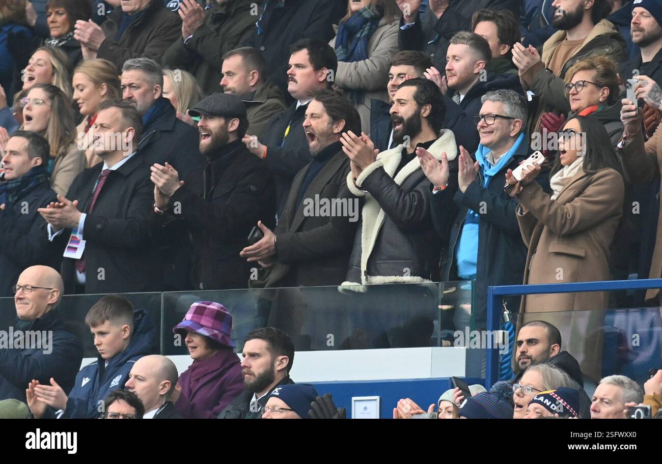 Scottish Gas Murrayfield .Edinburgh.Scotland, UK. Februar 2025. Guinness 6 Nations spielen Schottland gegen Irland. Schauspieler Gerard Butler (C) ruft Schottland bei Murrayfield auf Credit: eric mccowat/Alamy Live News Stockfoto