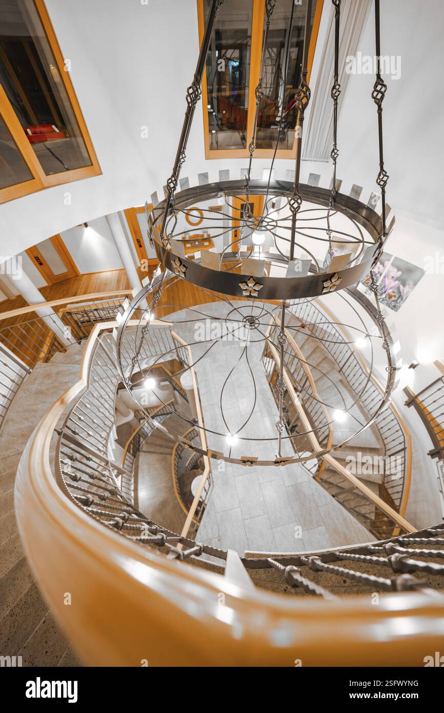 Blick von oben auf eine elegante Treppe mit Kronleuchter und Holzgeländer, Hotel Krone Lamm, Zavelstein, Schwarzwald, Deutschland, Europa Stockfoto