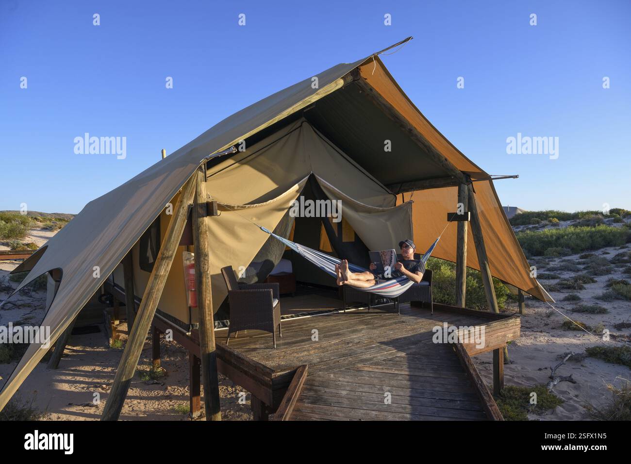 Tourist in einer Hängematte, Luxuscamp Sal Salis, Cape Range National Park, Ningaloo Reef, in der Nähe von Exmouth, Western Australia, Australien, Ozeanien Stockfoto