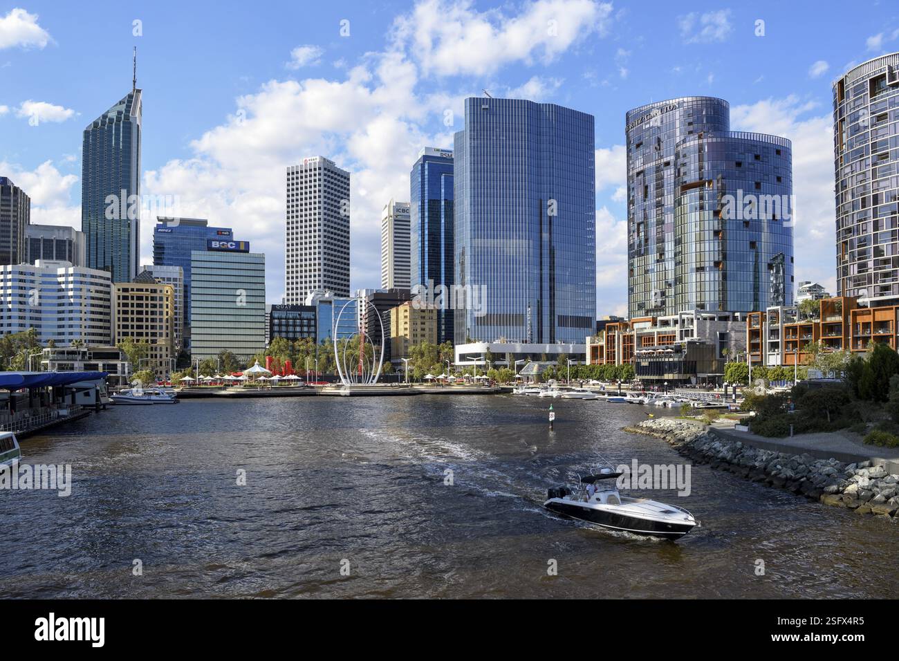 Boot vor der Skyline am Elisabeth Quay, Hafen, Perth, Bundesstaat Western Australia, Australien, Ozeanien Stockfoto