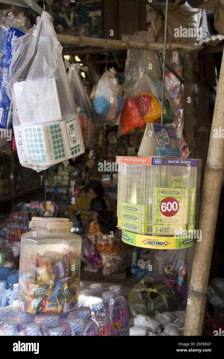Kaugummi und Süßigkeiten zum Verkauf auf dem Straßenmarkt in der Nähe des Tonle SAP Lake, in der Nähe von Siem Reap. Stockfoto