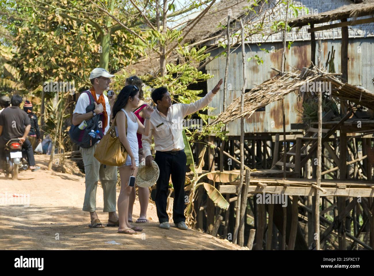 Der Reiseleiter beschreibt die Aspekte eines erhöhten Dorfes am Tonle SAP Lake in der Nähe von Siem Reap. Stockfoto