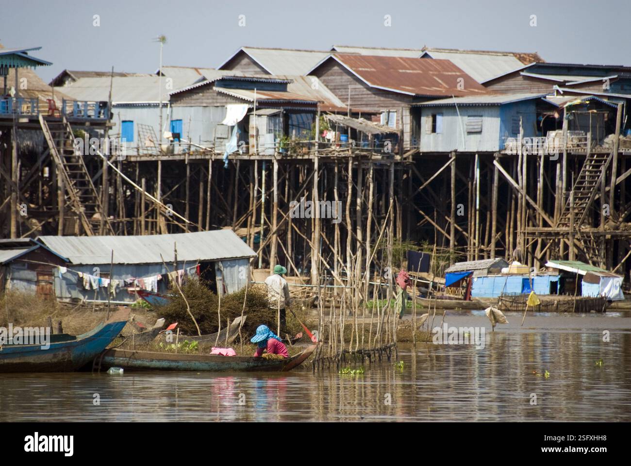 Die Häuser sind auf Stelzen über dem Fluss neben dem Tonle SAP Lake gebaut, der sich in der Regenzeit stark erhebt. Stockfoto