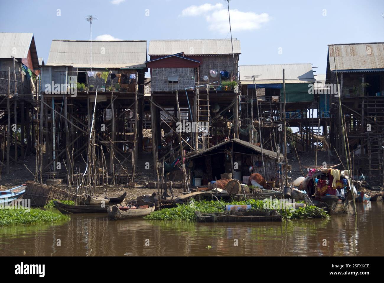 Die Häuser sind auf Stelzen über dem Fluss neben dem Tonle SAP See gebaut, der in der nassen Jahreszeit in der Nähe von Siem Reap, Kambodscha, erhebt. Stockfoto
