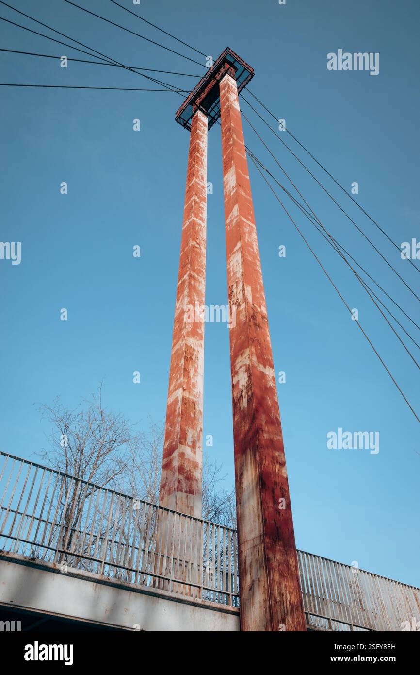 Dwerniczek - Hängebrücke über den San River - Stützpfeiler mit Stahlseilen. Bieszczady, Polen, Europa Stockfoto
