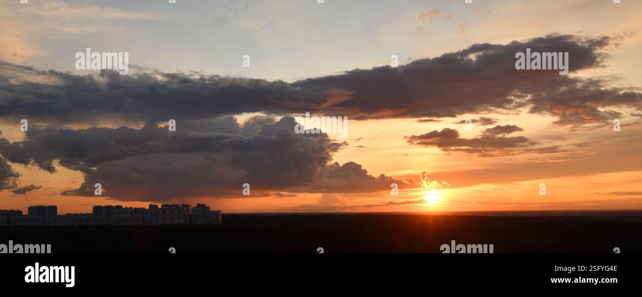 Wunderschöner Panoramauntergang mit einer Stadt am Horizont Stockfoto