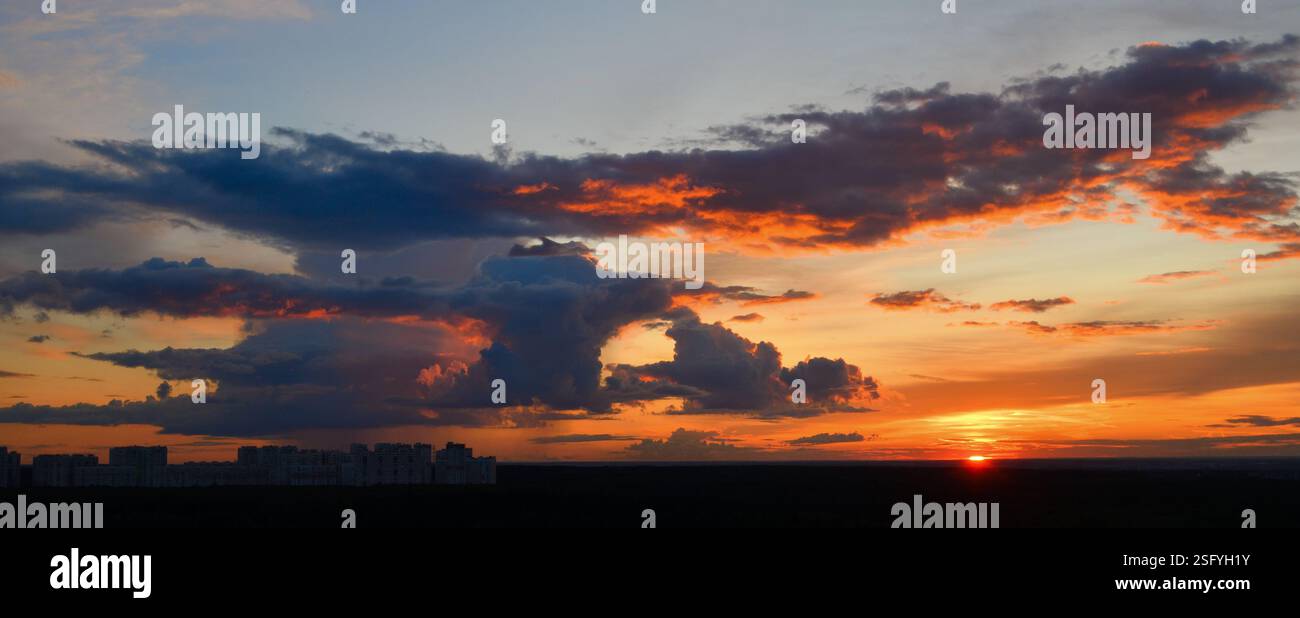 Wunderschöner Panoramauntergang mit einer Stadt am Horizont Stockfoto